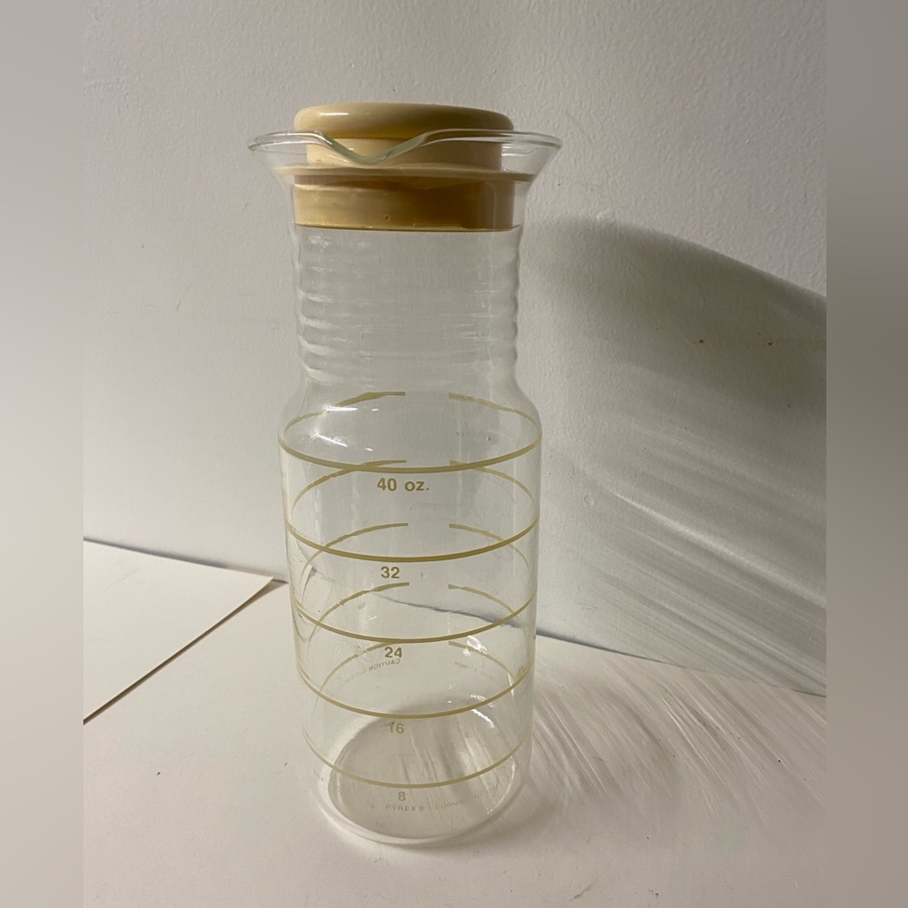 Vintage glass Pyrex juice water pitcher with lid
